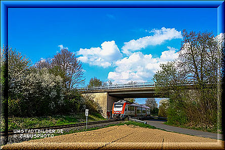 Odenwaldbahn fährt unter B45 Brücke
