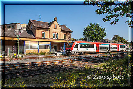 Odenwaldbahn steht am Bahnhof