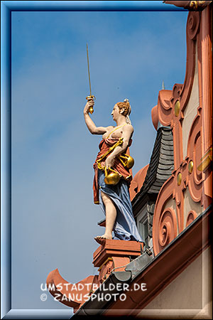 Figur der Justitia auf dem Rathausdach