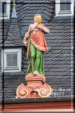 Figur der Prudentia auf dem Rathausdach