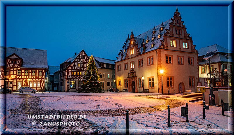 Marktplatz und Rathaus im Schnee